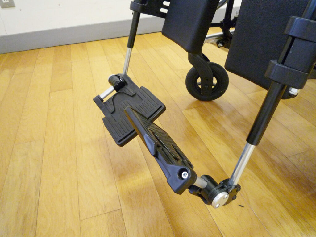 フットサポート(足板)角度調整
