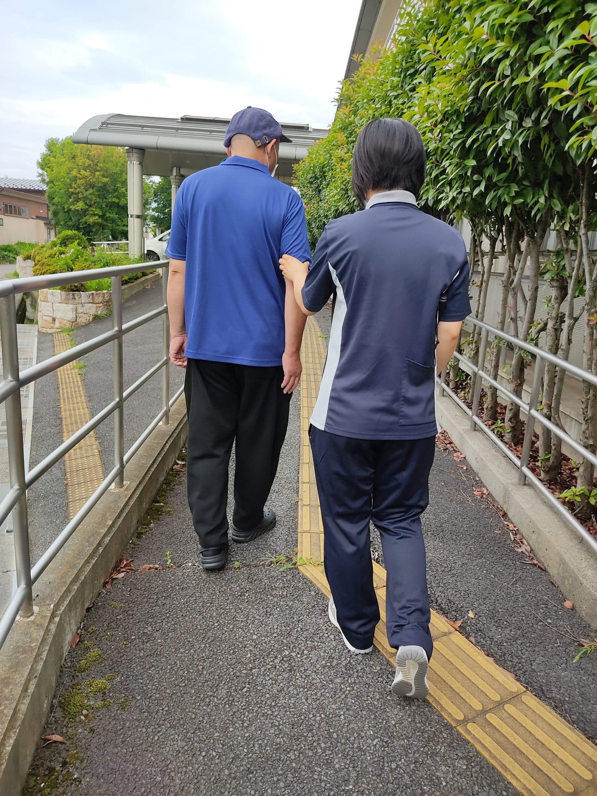視覚障害者 歩行 手引き: 視覚障害者の歩行介助の注意点 , 介護技術の向上を目指そう。歩行介助の種類や目的、注意点は？ – NSME